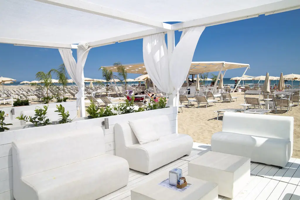 Gazebo, spiaggia e ombrelloni del Lido Eva