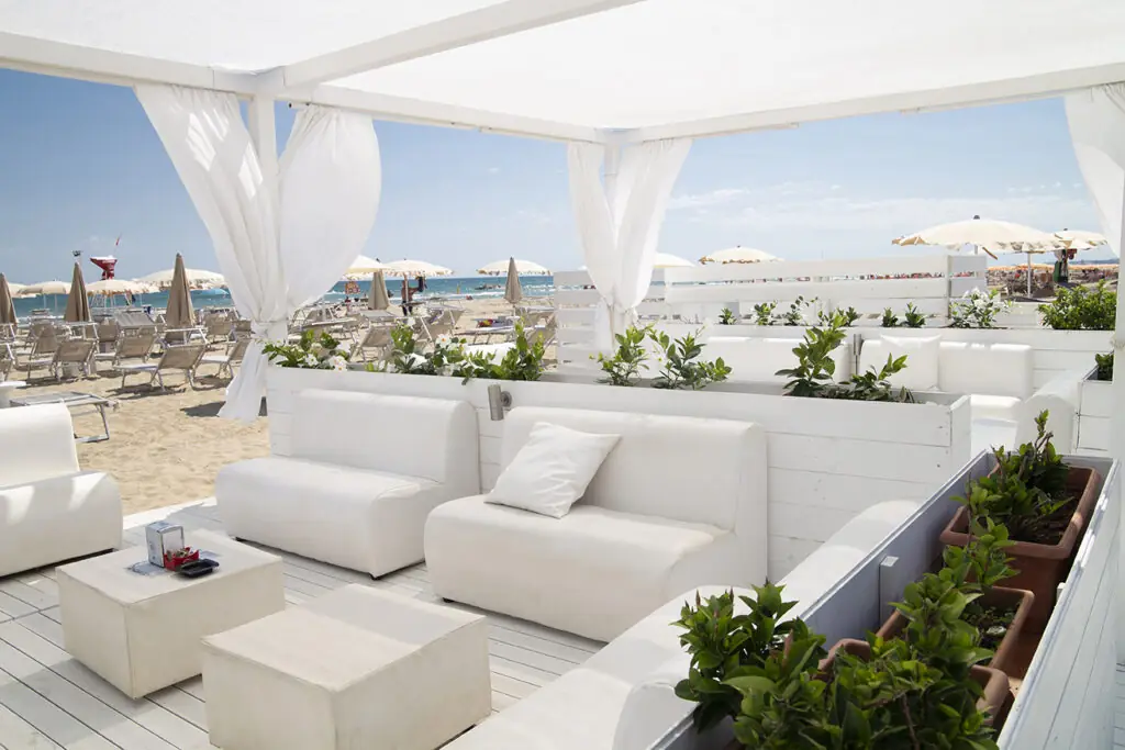 Gazebo, spiaggia e ombrelloni del Lido Eva