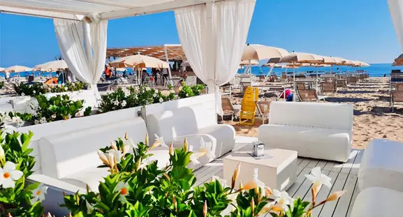 Gazebo, spiaggia e ombrelloni del Lido Eva