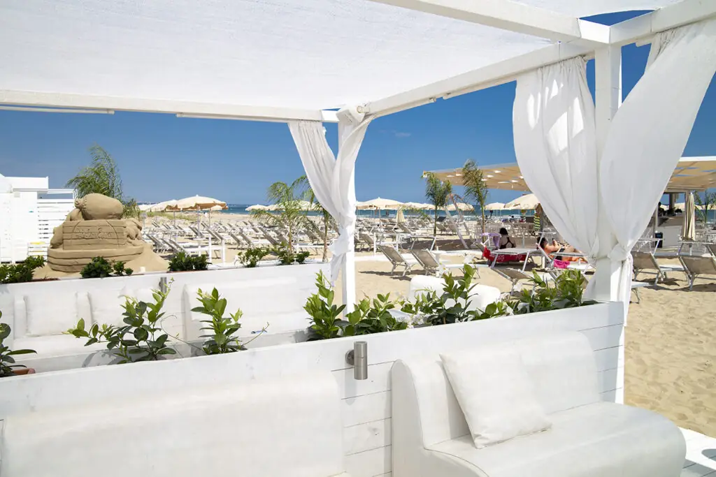 Gazebo, spiaggia e ombrelloni del Lido Eva