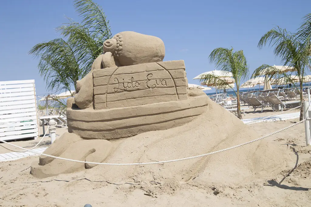 Gazebo, spiaggia e ombrelloni del Lido Eva