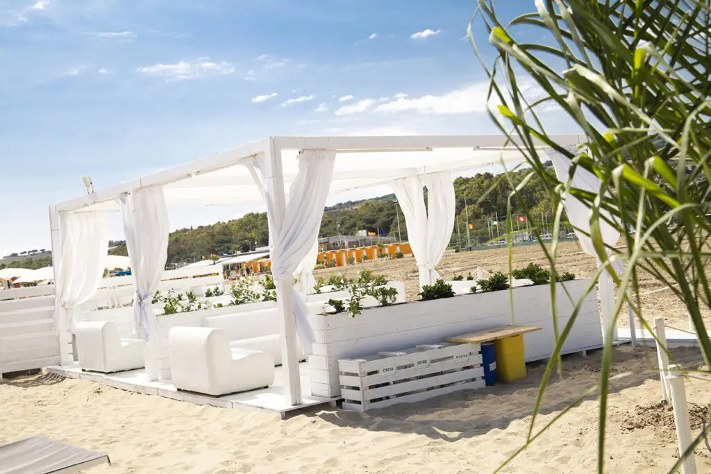 Gazebo, spiaggia e ombrelloni del Lido Eva